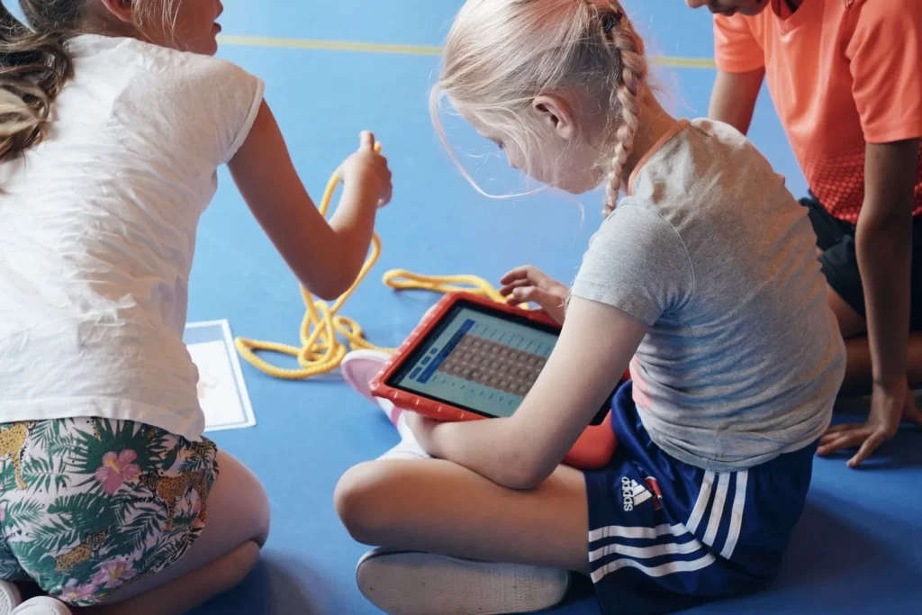 Kinderen leggen hun beweegprestaties vast met het Sportpaspoort op een tablet