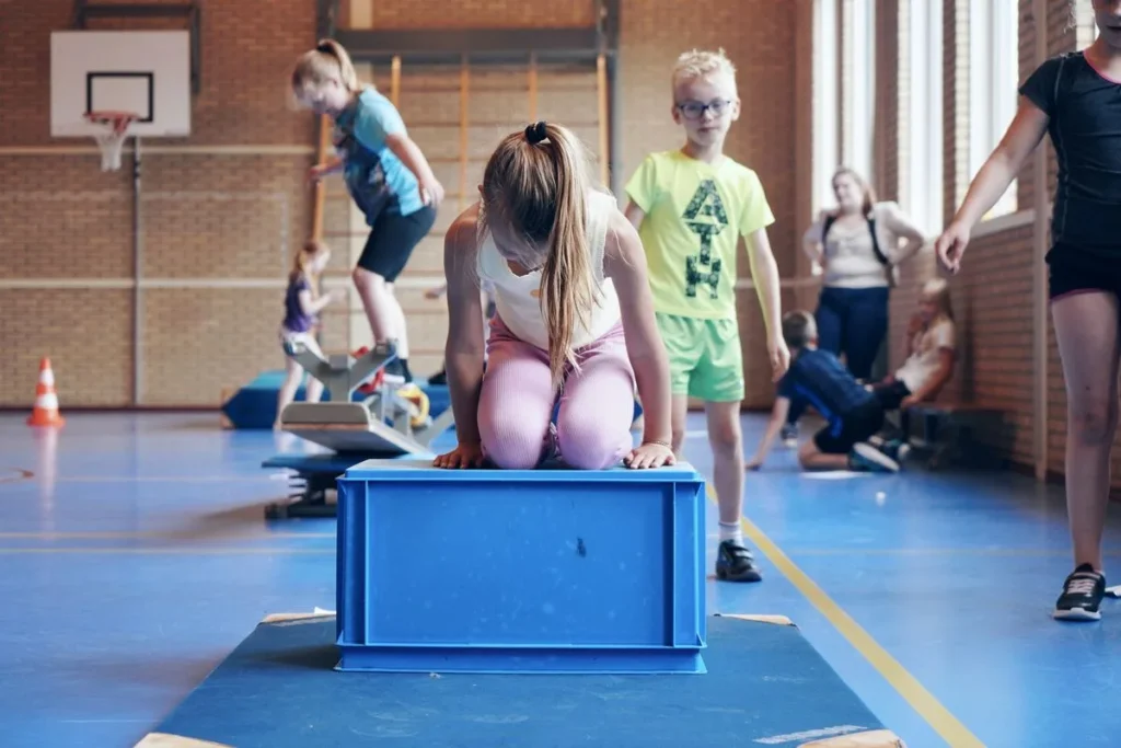 Kinderen doen een motorische oefening in de gymzaal tijdens de praktijkpilot
